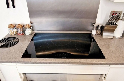 Bread Street Apartment | Spacious 1bd Unit - Steps from Blackfriars Bridge