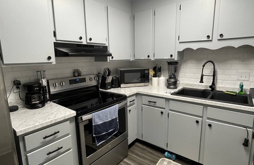Lexington - Salisbury Apartment | Spacious 1king bd/2queen 15mins polar express