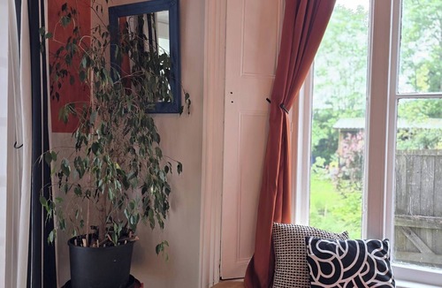 Exeter Apartment | Spacious 2 Bed/Bath Central Apt, Parking & Garden