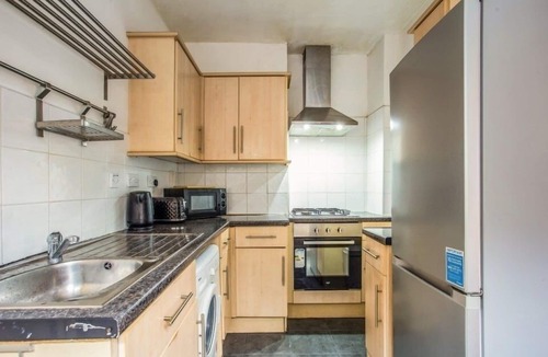 Greenwich West Apartment | Spacious 2 bed Ground floor garden flat close to DLR