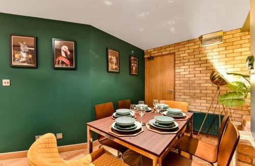 Cathedrals Apartment | Spacious 2 Bed Urban Jungle Flat, Central London