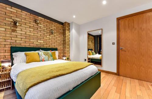 Cathedrals Apartment | Spacious 2 Bed Urban Jungle Flat, Central London