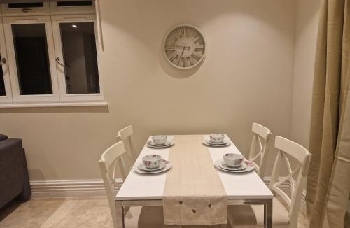 Hendon Apartment | Spacious 2 BR with Balcony in Hendon