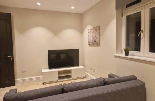 Hendon Apartment | Spacious 2 BR with Balcony in Hendon