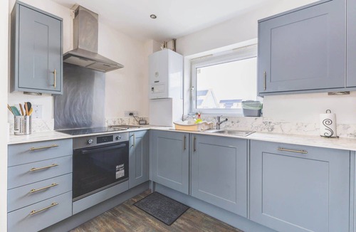 Yiewsley Apartment | Spacious 2BDR 2Bath Apt with Parking Near Heathrow