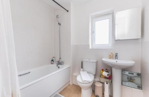 Yiewsley Apartment | Spacious 2BDR 2Bath Apt with Parking Near Heathrow