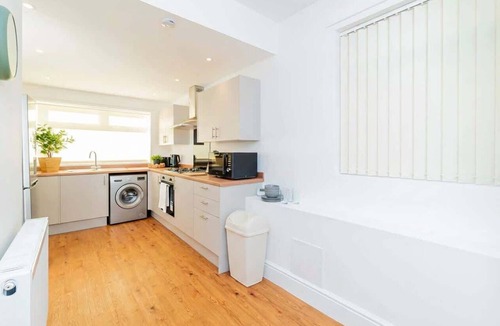 Doncaster House | Spacious 3 BED Doncaster Home w Garden & Parking