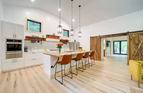 Hot Springs Cabin | Spacious 3 Bedroom Cabin Plus One Bedroom Beekeeper Cabin Waterfalls AWD or 4WD recommended