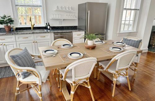 Dixon Park House | Spacious 3-Floor Downtown Retreat - Prime Location