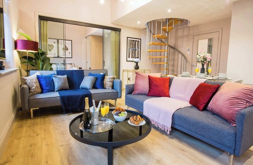 Chinatown Apartment | Spacious 3-Bed Retreat | Modern & Central | AC Inc