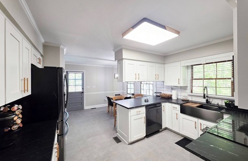 McCain House | Spacious 3BR Retreat – Split-King Beds near UNC