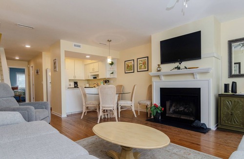 Wrightsville Beach House | Spacious 3BR Townhome 1 Block to Johnnie Mercers!