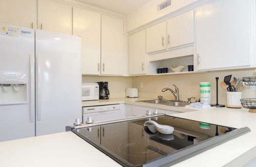Wrightsville Beach House | Spacious 3BR Townhome 1 Block to Johnnie Mercers!