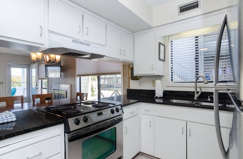 Wrightsville Beach House | Spacious 3BR Townhome 1 Block to Johnnie Mercers!