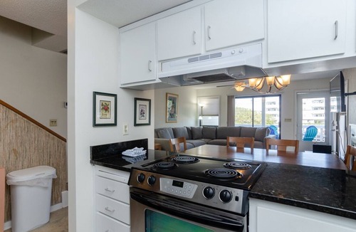 Wrightsville Beach House | Spacious 3BR Townhome 1 Block to Johnnie Mercers!