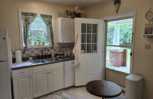 Burnsville House | Spacious 4.5 bedroom house in charming Burnsville
