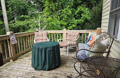 Burnsville House | Spacious 4.5 bedroom house in charming Burnsville
