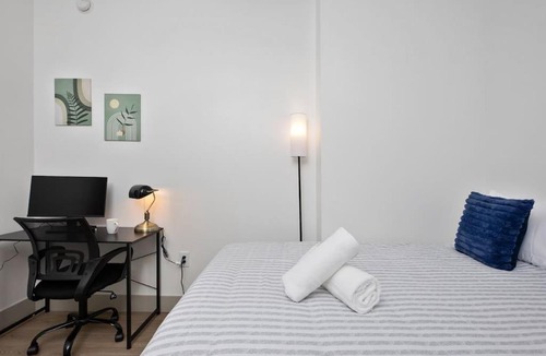 Charlotte Center City Apartment | Spacious 4 Bed - 2 Mins to Stadium - Free Parking - Gym - Views