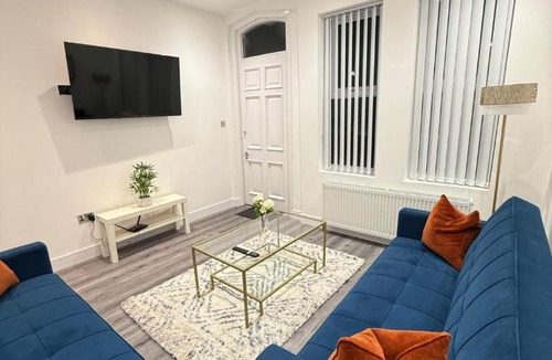 Sheffield Apartment | Spacious 4 Bed 4 Bath Stay with Free Parking