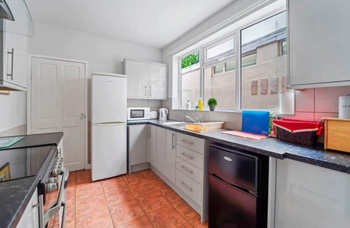 Wolverhampton House | Spacious 4‑Bed Home WV1 Family & Contractor Friendly