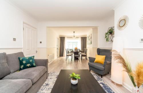 Barnehurst House | Spacious 4 Bed House Free Parking Near Station - Pass the Keys
