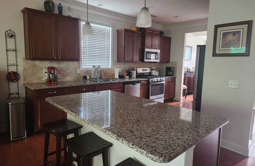 Burlington House | Spacious 4-bedroom house with WiFi and AC in Burlington. On a cul-de-sac.