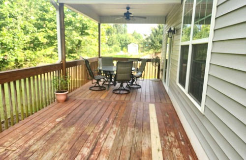 Burlington House | Spacious 4-bedroom house with WiFi and AC in Burlington. On a cul-de-sac.