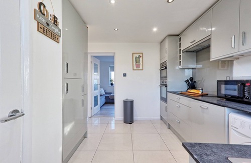Basildon House | Spacious 4-Bedroom Home for 10 Guests | Free Parking | Perfect for Contractors