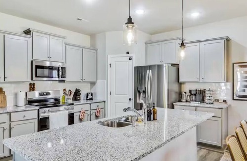 Sunset Road House | Spacious 4-bedroom house with BBQ and Games in Charlotte