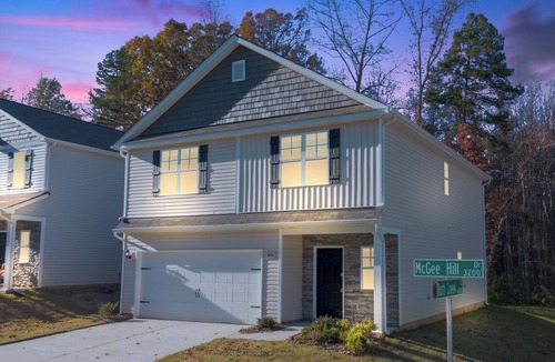 Sunset Road House | Spacious 4-bedroom house with BBQ and Games in Charlotte