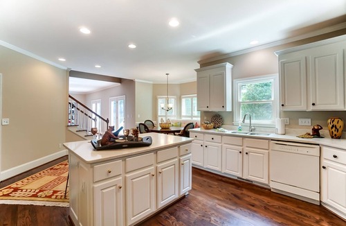 Sherwood Forest House | Spacious 4 Bedroom in Prime Location!