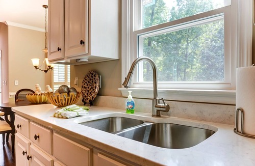 Sherwood Forest House | Spacious 4 Bedroom in Prime Location!
