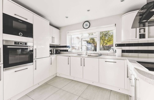 Hillingdon House | Spacious 4BDR House with Parking by Heathrow
