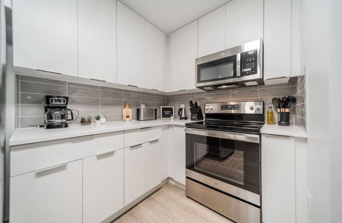 Fourth Ward Apartment | Spacious 4BR 3 Kings + Queen Walk to NFL