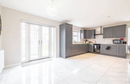 Killyleagh House | Spacious 4BR (Contractors Welcome-Parking-WIFI)