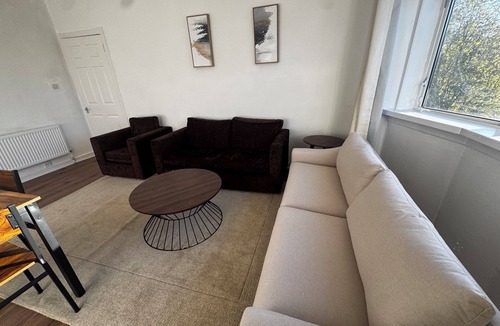 Ellemford Apartment | Spacious 4BR Home Near Edinburgh Airport and City Centre – Parking
