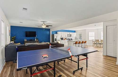 Charleston House | Spacious 4BR Home w/Game Room + Sleeps 10 10 Min to Downtown & Folly Beach