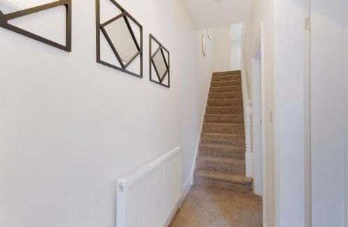 North Bitchburn House | Spacious 4BR House Sleeps 8 by Stay With Us