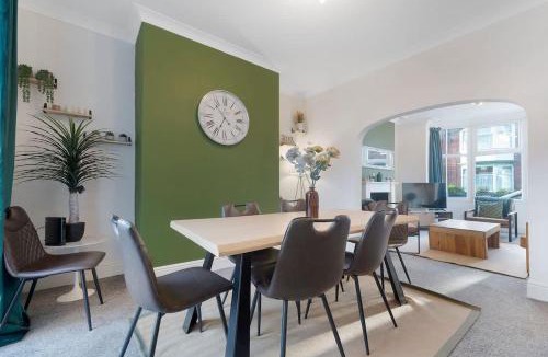 Darlington House | Spacious 4BR on Leafield Rd