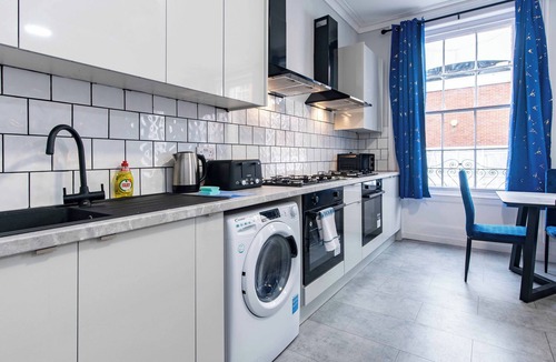 Worcester Apartment | Spacious 5-Bed Flat with Modern Amenities