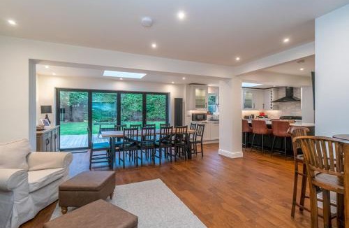 Barnton House | Spacious 5-Bed Home with Garden Parking - Pass the Keys
