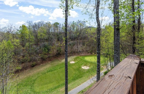 Whittier House | Spacious 5-bedroom Mountain House with Movie Room & Pool Table