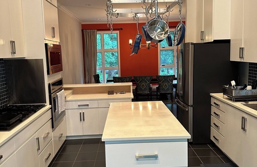 Chapel Hill House | Spacious 5-bedroom house in fantastic Chapel Hill on 2.5 acres w/WiFi, AC, deck