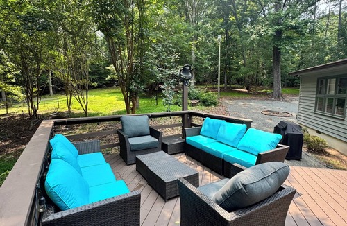 Chapel Hill House | Spacious 5-bedroom house in fantastic Chapel Hill on 2.5 acres w/WiFi, AC, deck