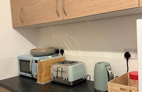 Northampton Apartment | Spacious 5-Ensuit bedroom apartment with WiFi, AC in charming Northampton