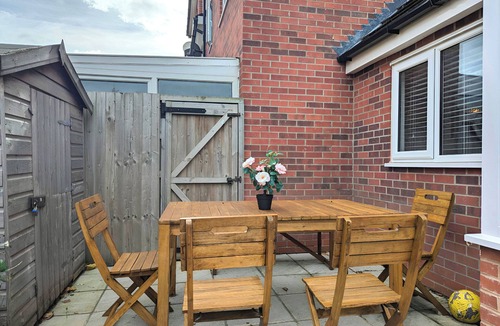 Liverpool House | Spacious 5BR home on Marmaduke Street with 2 bathrooms, full kitchen, bright dining area, and private garden. Free on-site parking. Close to city centre, Anfield Stadium, and major attractions—ideal for families, groups, or business stays.