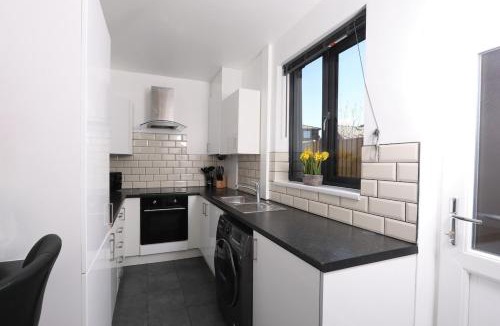 Dinnington Apartment | Spacious 6-Guest Retreat with Pool Table