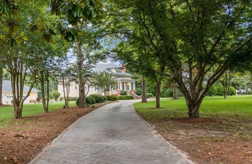 Roper House | Spacious 7-bedroom house Near Mackey's Marina and the Albemarle Sound.