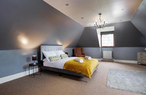Wolverhampton House | Spacious 7BR Home, Families & Contractors, Hot Tub