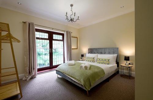Wolverhampton House | Spacious 7BR Home, Families & Contractors, Hot Tub